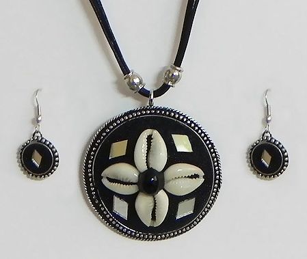 Cowrie on Metal Pendant with Earrings